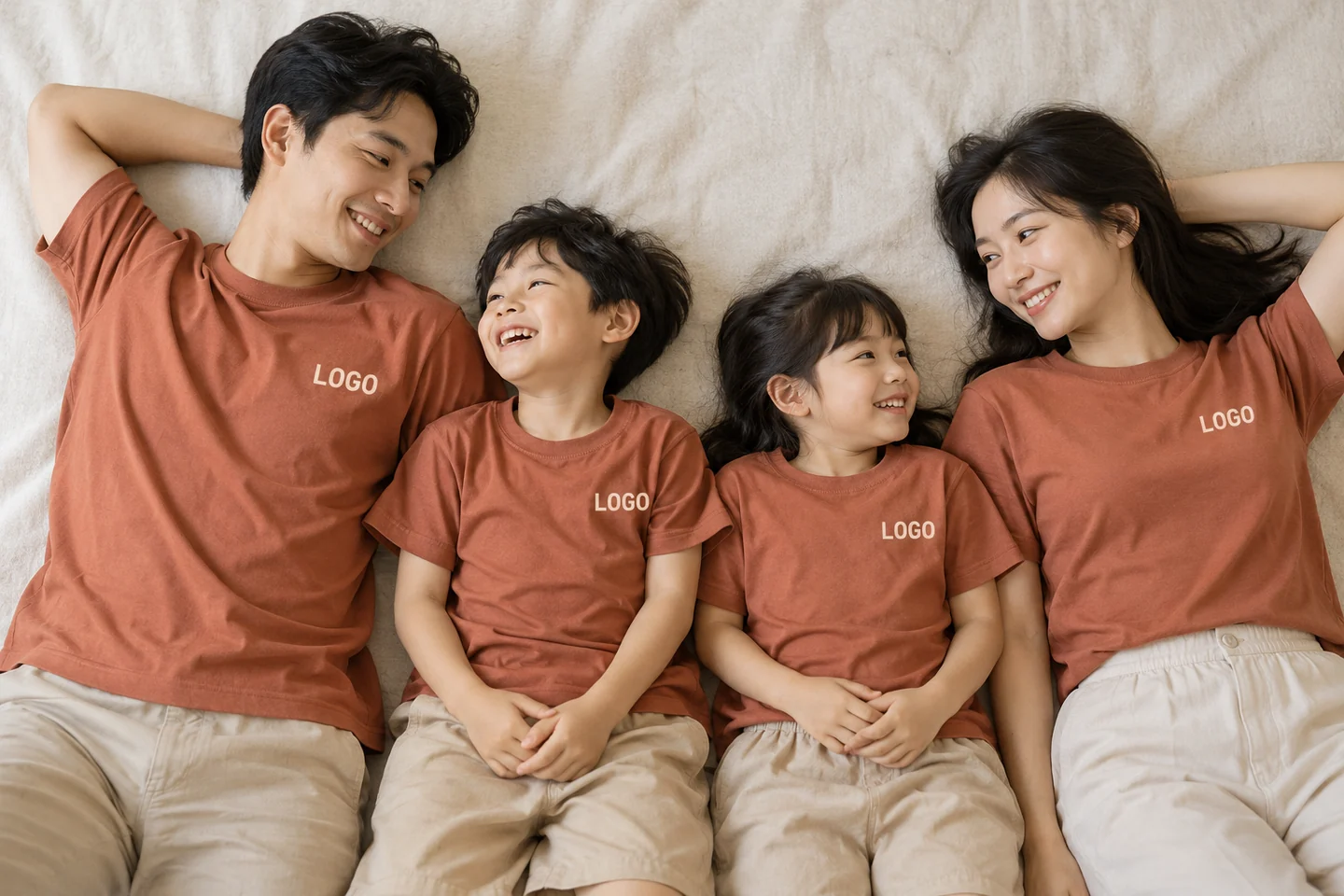 Gia đình mặc áo đồng phục màu đất nung