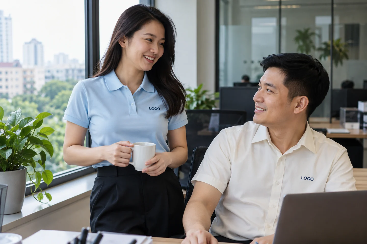 Hai nhân viên mặc polo xanh và sơ mi ngắn tay mùa hè