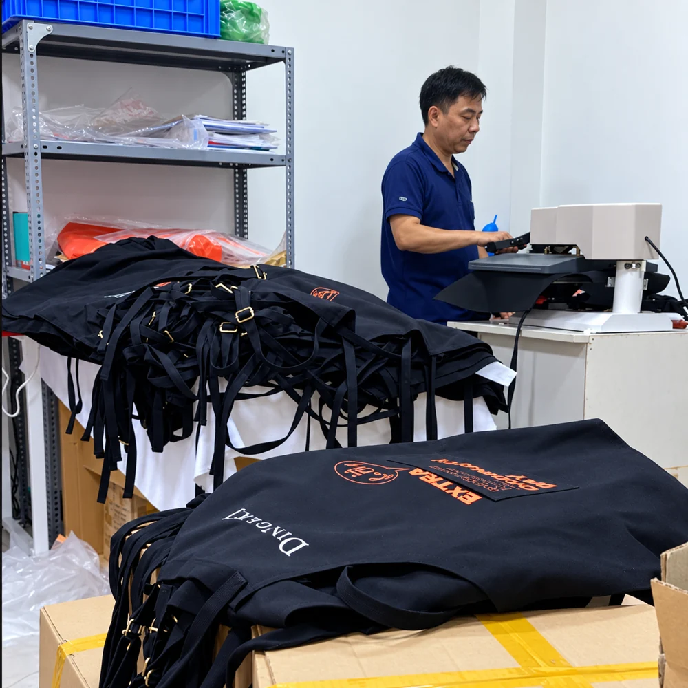 Công đoạn in tạp dề đồng phục Ding Tea tại xưởng VIE Uniform