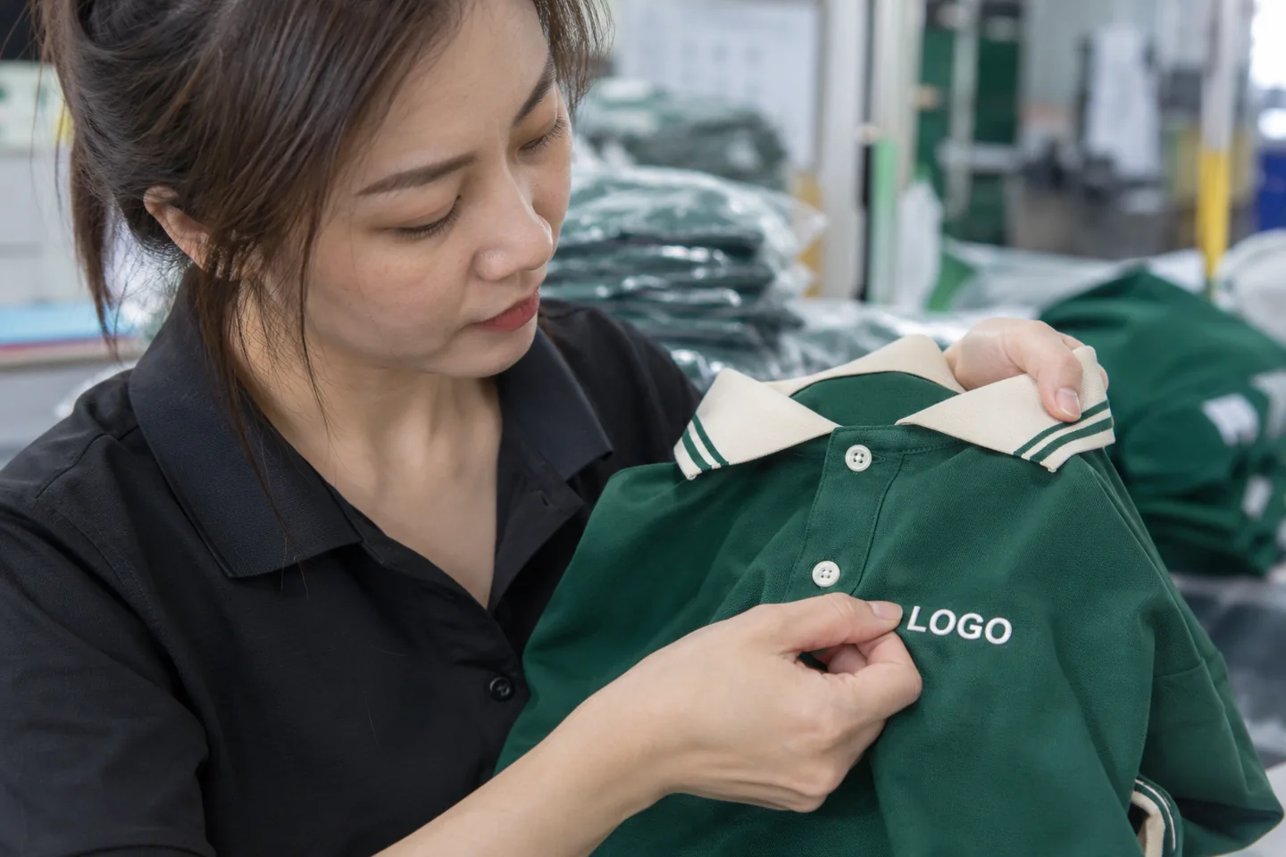 Kiểm tra cổ polo xanh lá phối trắng