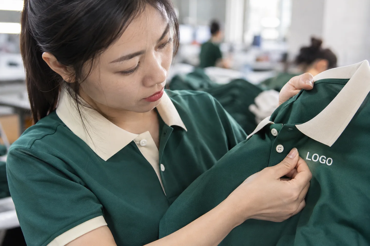 Kiểm tra mép decal sau ép trên polo