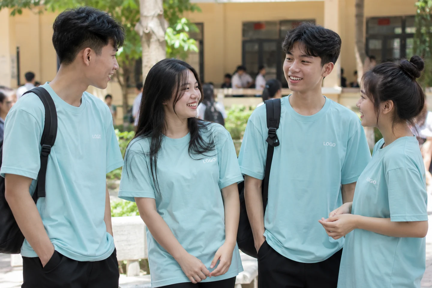 Nhóm học sinh mặc áo lớp cổ tròn xanh nhạt