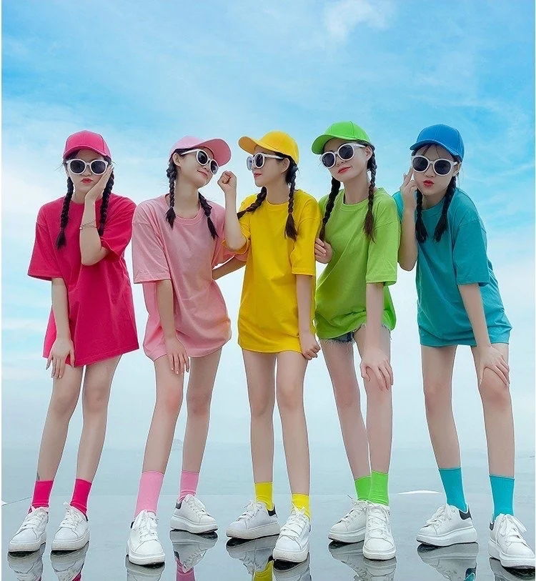 Ảnh tham khảo: áo nhiều màu phối mũ và phụ kiện cùng tông.
