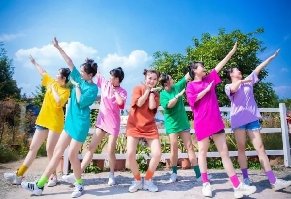 Ảnh tham khảo: phôi áo nhiều màu với dáng mặc rộng.