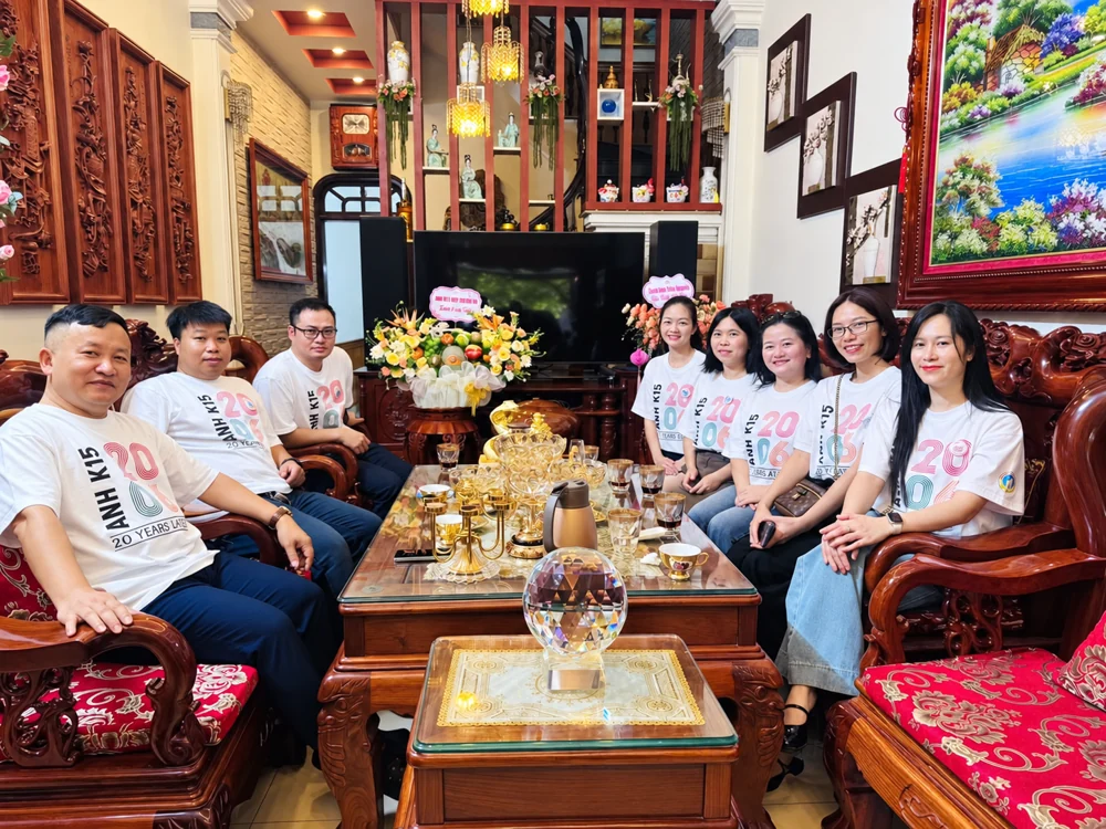 Áo trắng in hình họp lớp – ảnh phục chế