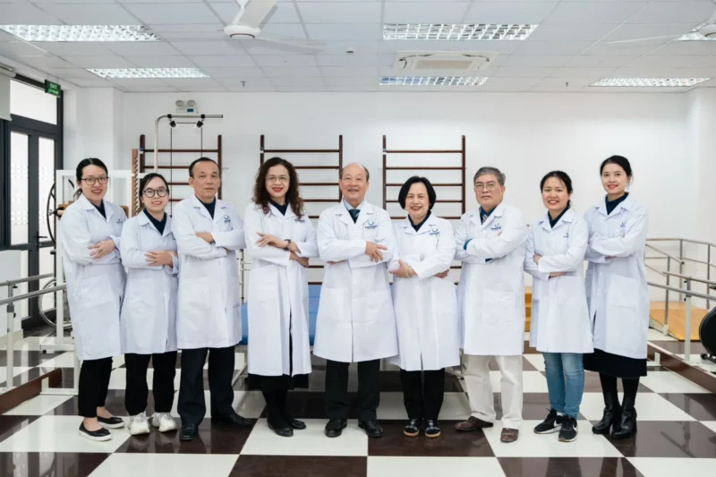Khách hàng mặc áo blouse đồng phục Phenikaa do VIE Uniform sản xuất và chụp ảnh tập thể.