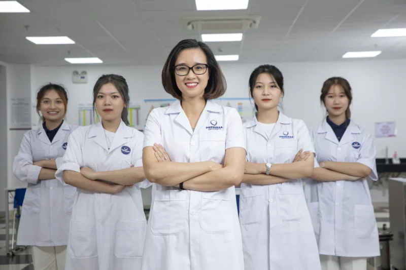 Áo blouse trắng có logo PHENIKAA UNIVERSITY trên ngực trái trong ảnh khách hàng cung cấp.