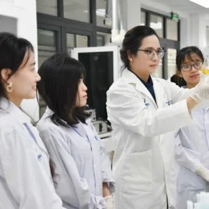 Áo blouse Phenikaa – sử dụng thực tế