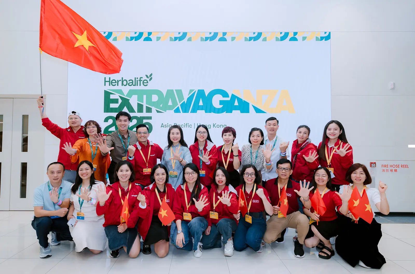 Áo gió Extravaganza – ảnh tập thể Áo gió Extravaganza – ảnh tập thể