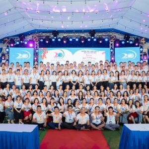 Toàn thể hội khóa K29 THPT Giao Thủy B mặc áo đồng phục trắng phối cam do VIE Uniform sản xuất tại sân khấu.