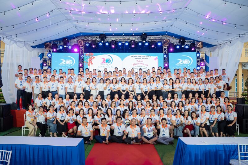 314 áo họp khóa K29 THPT Giao Thủy B do VIE Uniform sản xuất – Toàn thể hội khóa K29 THPT Giao Thủy B mặc áo đồng phục trắng phối cam do VIE Uniform sản xuất tại sân khấu. – 1