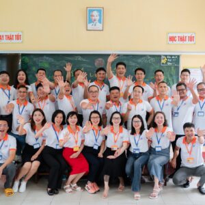 Cựu học sinh K29 mặc áo họp khóa do VIE Uniform sản xuất và chụp ảnh tập thể trong lớp học.