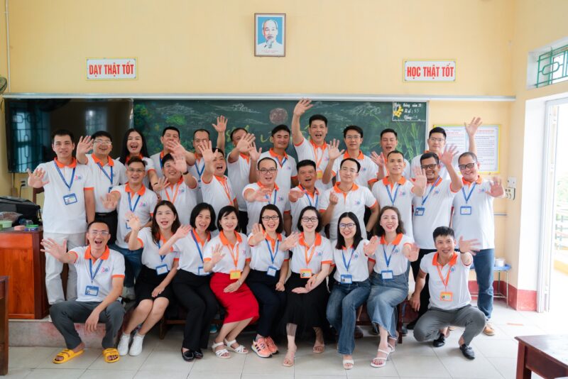 314 áo họp khóa K29 THPT Giao Thủy B do VIE Uniform sản xuất – Cựu học sinh K29 mặc áo họp khóa do VIE Uniform sản xuất và chụp ảnh tập thể trong lớp học. – 3