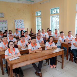 Áo polo trắng phối cổ và bo tay cam được mặc trong buổi gặp lại lớp học của hội khóa K29.