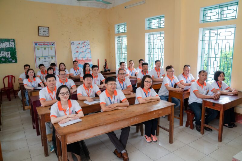 314 áo họp khóa K29 THPT Giao Thủy B do VIE Uniform sản xuất – Áo polo trắng phối cổ và bo tay cam được mặc trong buổi gặp lại lớp học của hội khóa K29. – 4