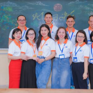 Nhóm cựu học sinh Giao Thủy B chụp ảnh cùng áo polo có logo kỷ niệm trên ngực trái.