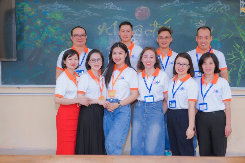 314 áo họp khóa K29 THPT Giao Thủy B do VIE Uniform sản xuất – Nhóm cựu học sinh Giao Thủy B chụp ảnh cùng áo polo có logo kỷ niệm trên ngực trái. – 5