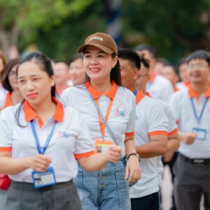 Chi tiết cổ cam, bo tay cam và logo ngực trái của áo họp khóa K29 trong ảnh khách mặc thực tế.