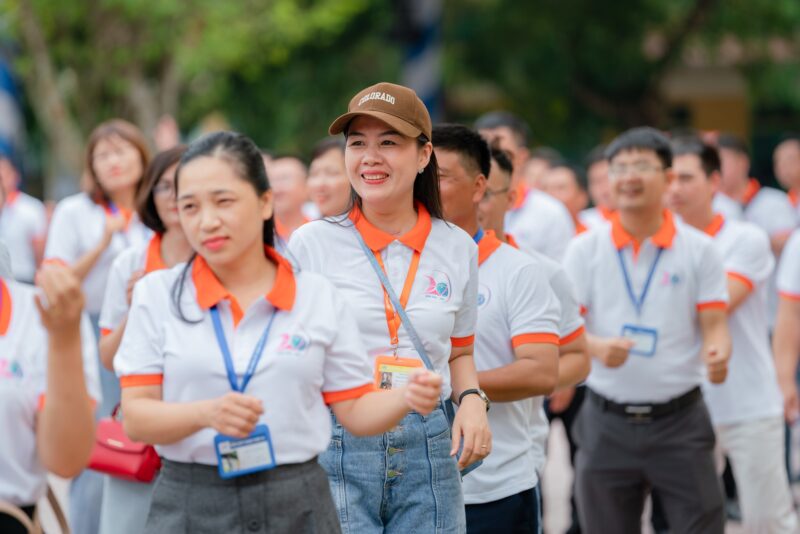 314 áo họp khóa K29 THPT Giao Thủy B do VIE Uniform sản xuất – Chi tiết cổ cam, bo tay cam và logo ngực trái của áo họp khóa K29 trong ảnh khách mặc thực tế. – 6