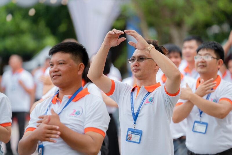 314 áo họp khóa K29 THPT Giao Thủy B do VIE Uniform sản xuất – Cựu học sinh K29 mặc áo đồng phục trắng phối cam khi tham gia hoạt động hội khóa ngoài sân trường. – 7