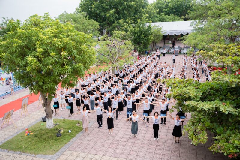 314 áo họp khóa K29 THPT Giao Thủy B do VIE Uniform sản xuất – Toàn cảnh cựu học sinh THPT Giao Thủy B mặc áo đồng phục trong hoạt động tập thể tại sân trường. – 8