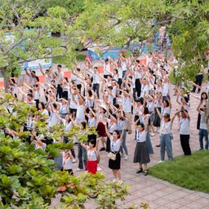 Áo họp khóa trắng phối cam xuất hiện đồng đều trong hoạt động tập thể của cựu học sinh K29.