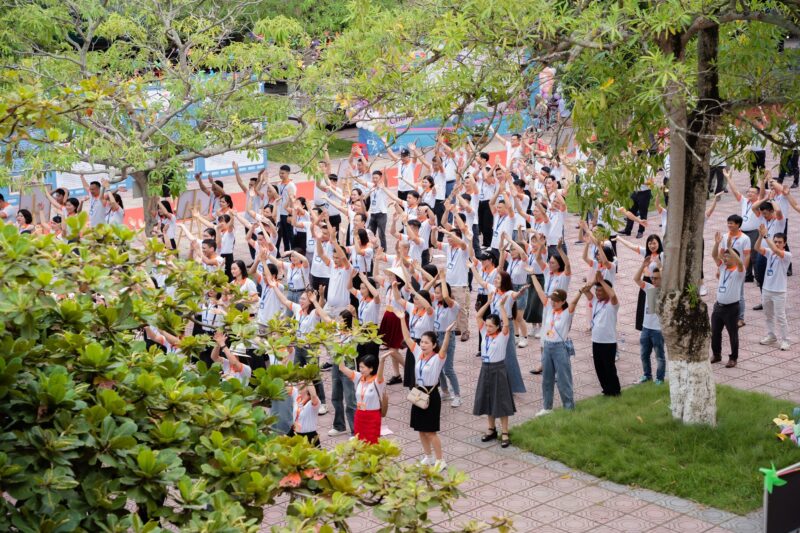 314 áo họp khóa K29 THPT Giao Thủy B do VIE Uniform sản xuất – Áo họp khóa trắng phối cam xuất hiện đồng đều trong hoạt động tập thể của cựu học sinh K29. – 9