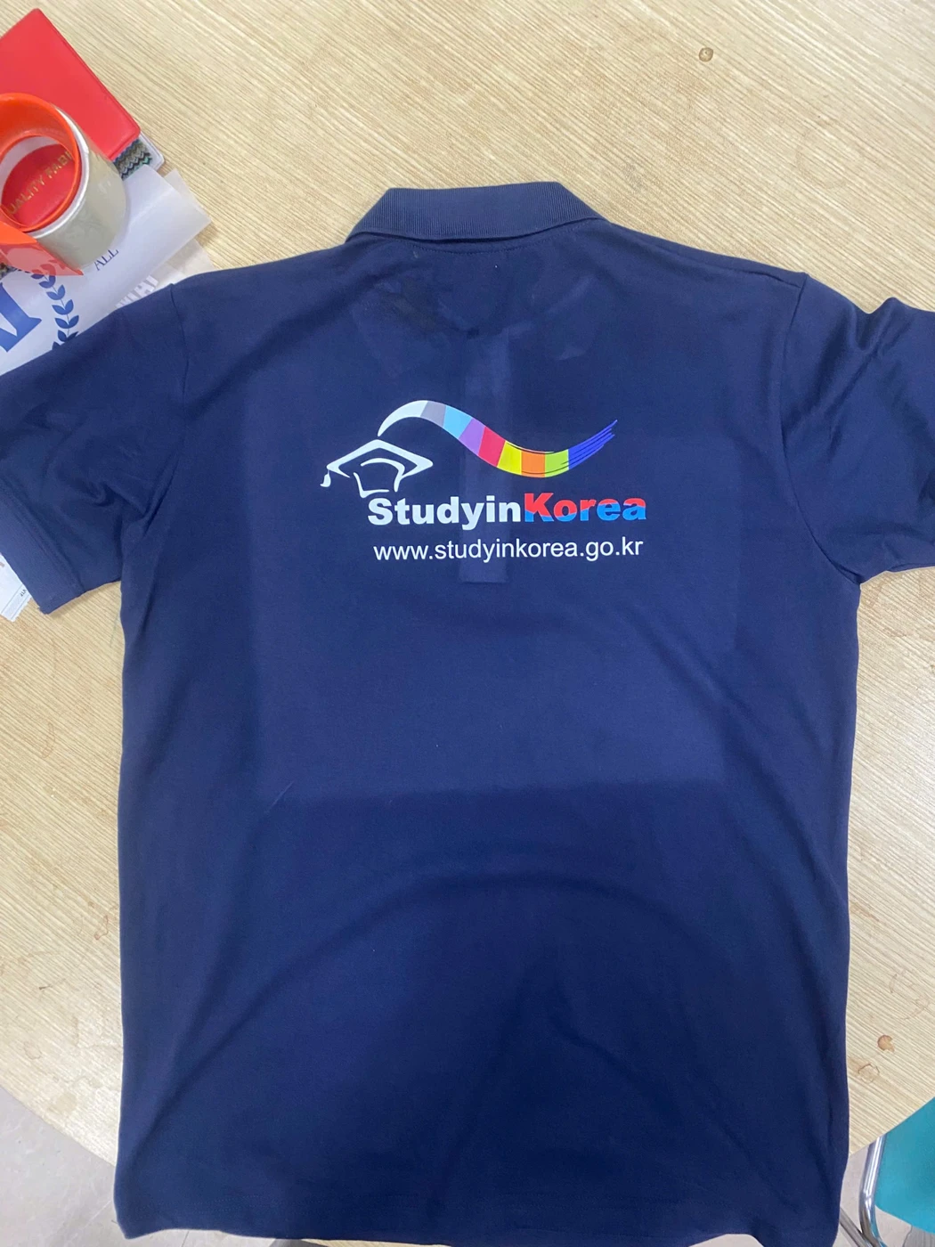 Mặt sau áo polo Study in Korea với hình in nhiều màu