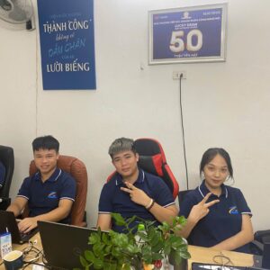 Áo polo ZLIFE Việt Nam với logo xanh cam trên ngực trái, viền trắng tại cổ và tay áo.