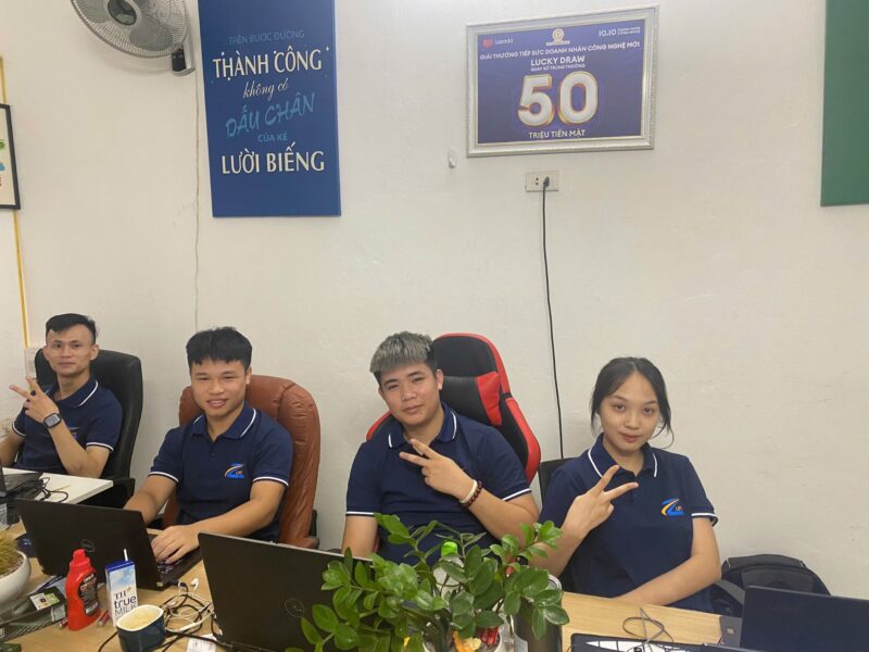 101 áo polo đồng phục ZLIFE Việt Nam do VIE Uniform sản xuất – Áo polo ZLIFE Việt Nam với logo xanh cam trên ngực trái, viền trắng tại cổ và tay áo. – 2