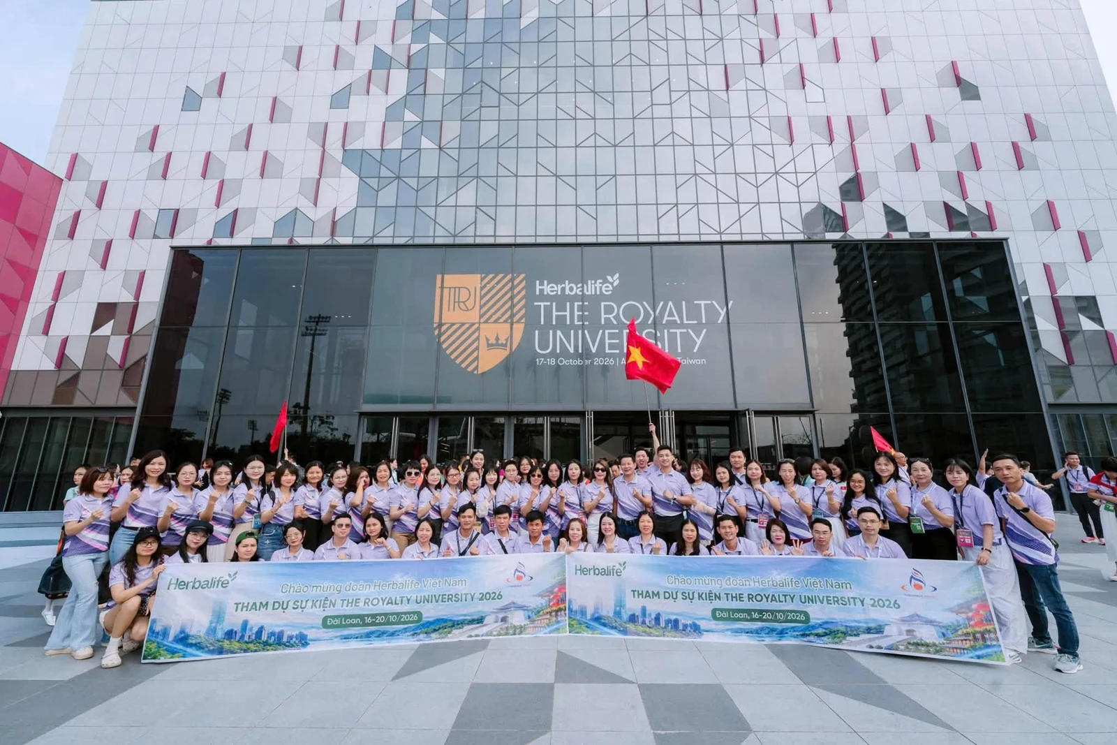 Đoàn Herbalife Việt Nam mặc áo polo tím tại sự kiện The Royalty University 2026