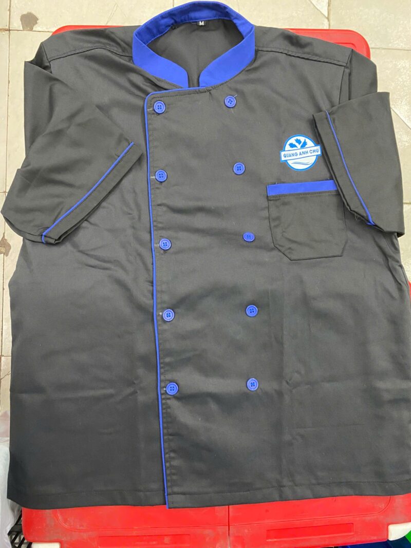 Đồng phục Công ty Quang Anh Chu do VIE Uniform sản xuất – Áo bếp đen phối xanh tại cổ, nẹp và hàng cúc, kèm logo QUANG ANH CHU. – 4