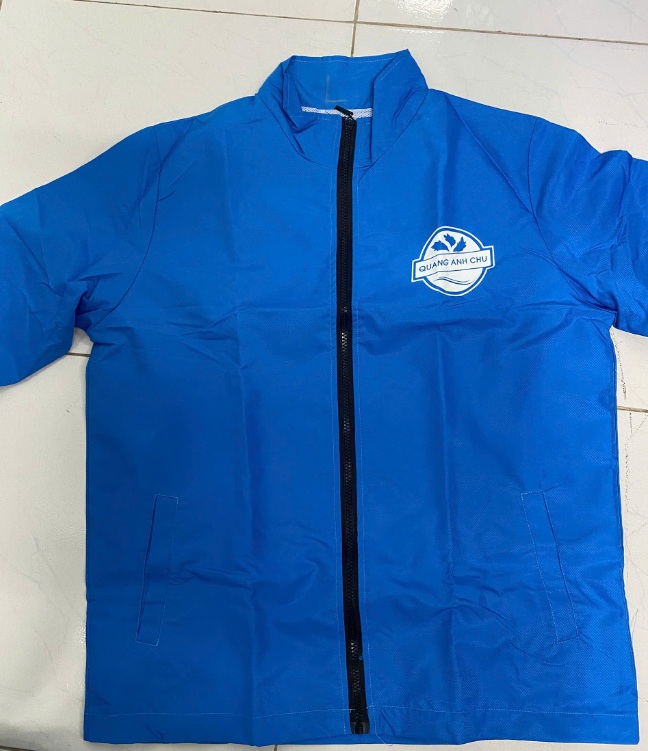 Đồng phục Công ty Quang Anh Chu do VIE Uniform sản xuất – Áo khoác gió màu xanh, khóa kéo phía trước và logo QUANG ANH CHU trên ngực trái. – 3