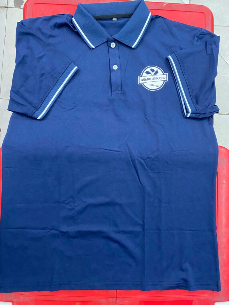Đồng phục Công ty Quang Anh Chu do VIE Uniform sản xuất – Áo polo xanh đen Airycool với logo QUANG ANH CHU ở ngực trái và viền trắng tại cổ, tay áo. – 1