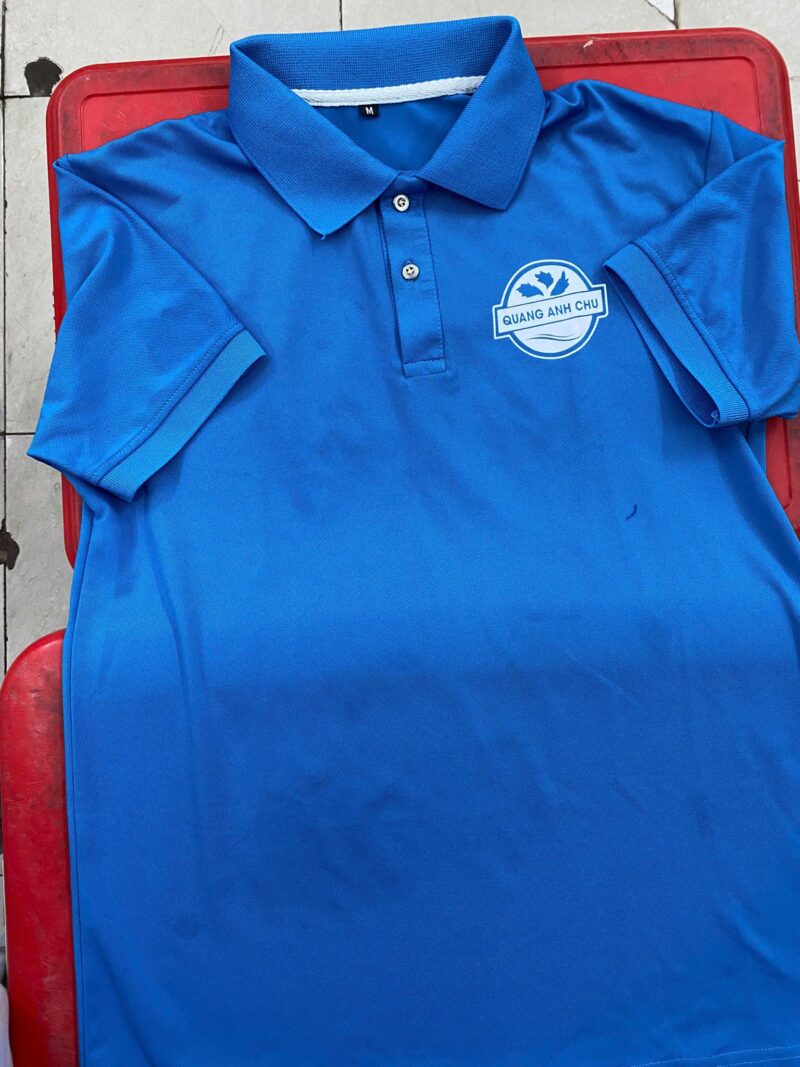 Đồng phục Công ty Quang Anh Chu do VIE Uniform sản xuất – Áo polo xanh YA bằng vải cá sấu poly, logo QUANG ANH CHU trên ngực trái. – 2