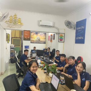 Đội ngũ ZLIFE Việt Nam mặc áo polo đồng phục xanh đen do VIE Uniform sản xuất tại văn phòng.