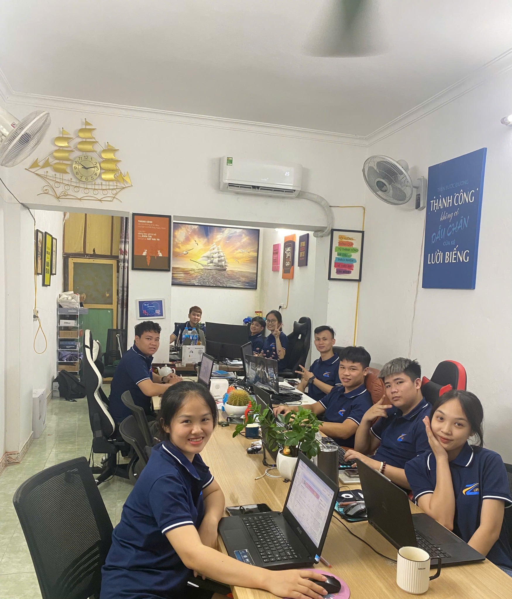 Đội ngũ ZLIFE Việt Nam mặc áo polo đồng phục xanh đen do VIE Uniform sản xuất tại văn phòng. Đội ngũ ZLIFE Việt Nam mặc áo polo đồng phục xanh đen do VIE Uniform sản xuất tại văn phòng.