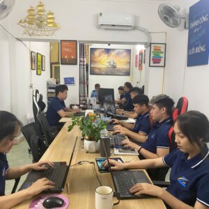 Nhân viên ZLIFE Việt Nam mặc áo polo đồng phục trong không gian làm việc thực tế.