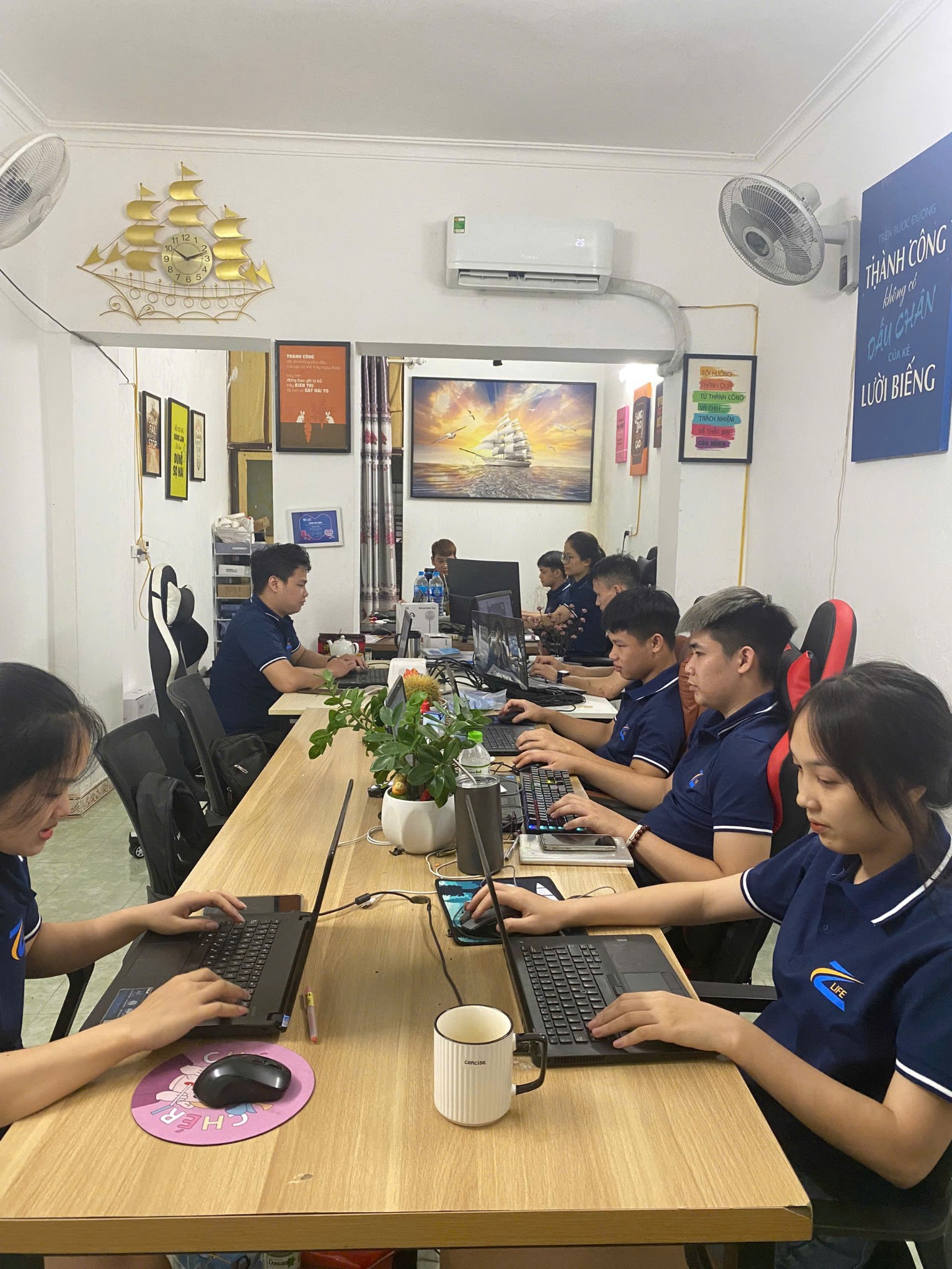 Nhân viên ZLIFE Việt Nam mặc áo polo đồng phục trong không gian làm việc thực tế. Nhân viên ZLIFE Việt Nam mặc áo polo đồng phục trong không gian làm việc thực tế.