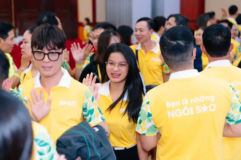Logo FAWT và tay áo họa tiết lá trên áo polo thực tế do VIE Uniform sản xuất.