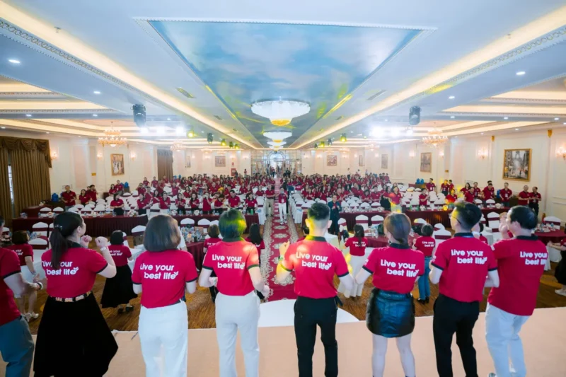 Thông điệp Live your best life trên lưng áo polo G20 trong ảnh sự kiện thực tế.