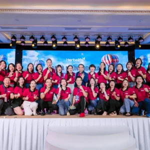 Áo polo G20 – khách hàng chụp ảnh tập thể