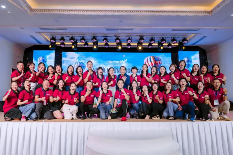 Khách hàng mặc áo polo G20 do VIE Uniform sản xuất khi chụp ảnh tập thể.