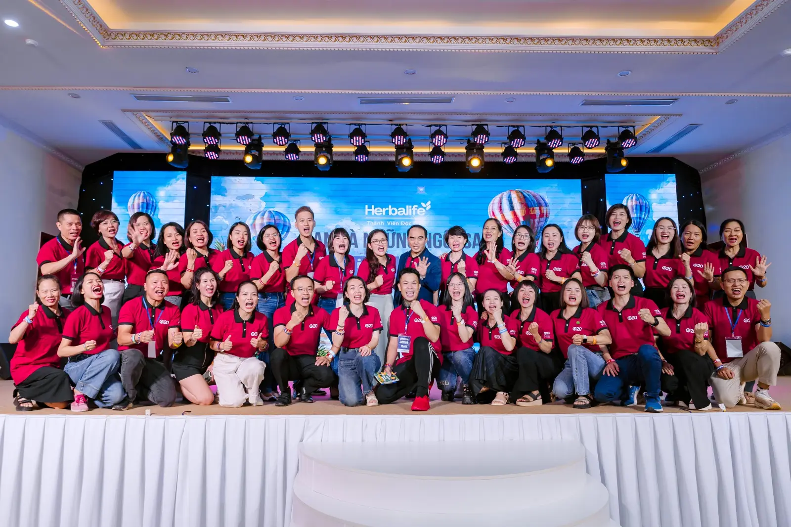 Áo polo G20 – khách hàng chụp ảnh tập thể Áo polo G20 – khách hàng chụp ảnh tập thể
