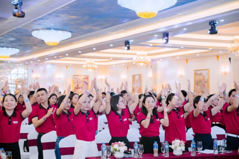 Áo polo G20 đỏ phối cổ đen được khách hàng sử dụng tại sự kiện.