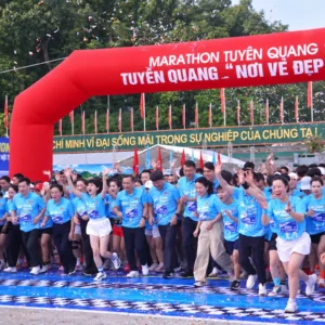 Áo đồng phục Marathon Tuyên Quang 2026 tại vạch xuất phát