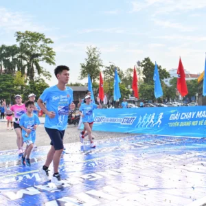 Người tham gia mặc áo cổ tròn trên đường chạy