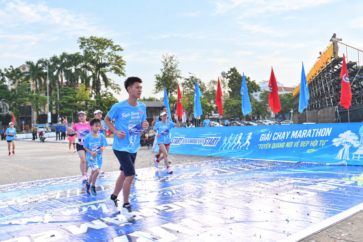 Người tham gia mặc áo cổ tròn trên đường chạy Người tham gia mặc áo cổ tròn trên đường chạy
